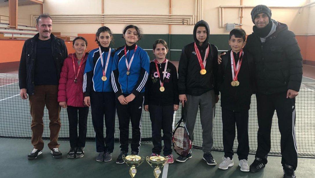 İlçemiz Şehit Faruk Karagöz Yatılı Bölge Ortaokulu Öğrencilerinden Kort Tenisinde Büyük Başarı
