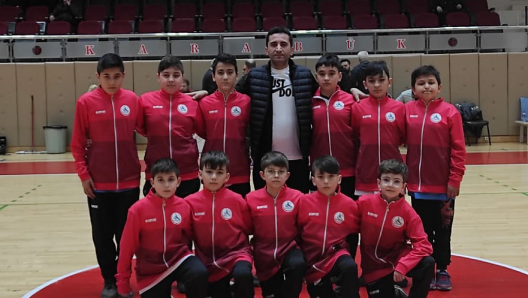 Şehit Faruk Karagöz YBO Küçük Erkekler Hentbol Takımımız Türkiye Yarı Finallerine Katılmaya Hak Kazandı.