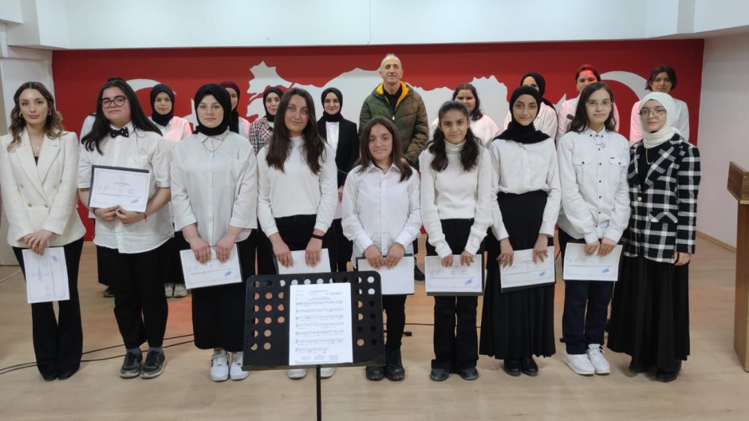 ''Şarkılar Bizi Söyler, Biz de Şarkıları Söyleriz'' Projesi Kapsamında İlçemiz Halk Eğitimi Merkezi Türk Sanat Müziği Korosu Hanönü Şehit Faruk Karagöz İlkokulu Konferans Salonunda Konser Gerçekleştirdi